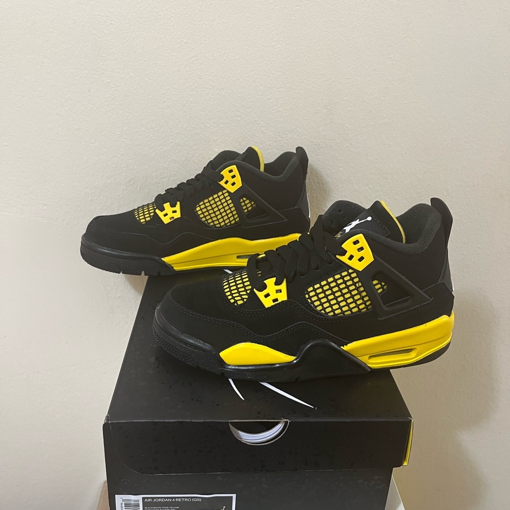 Jordan 4 Thunder - Picture 6 of 8
